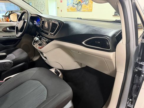 Used 2021 Chrysler Voyager L FWD image 32