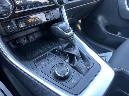 Used 2022 Toyota RAV4 SE w/ Convenience Package image 19