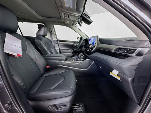 Used 2025 Toyota Highlander Limited image 31