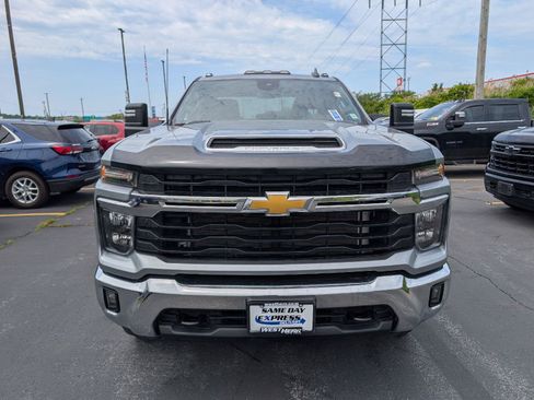 Used 2024 Chevrolet Silverado 2500 LT w/ Convenience Package AWD/4WD image 2