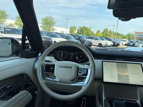 Used 2025 Land Rover Range Rover Long Wheelbase SE AWD/4WD image 14