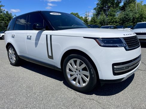 Used 2025 Land Rover Range Rover SE AWD/4WD image 3