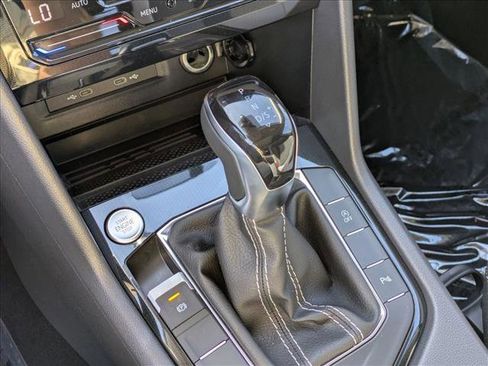 New 2026 Volkswagen Taos SE image 13