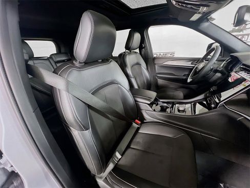 Used 2023 Jeep Grand Cherokee Altitude image 33