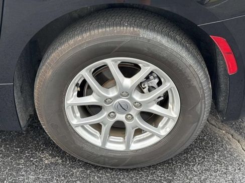 Used 2024 Chrysler Pacifica Touring-L FWD image 37