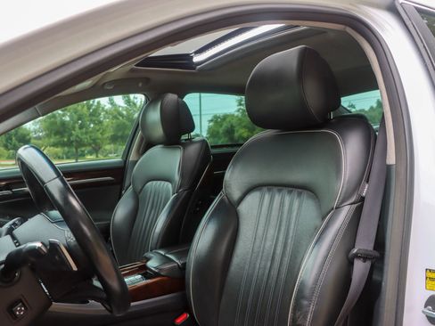 Used 2018 Genesis G90 3.3T Premium RWD image 15