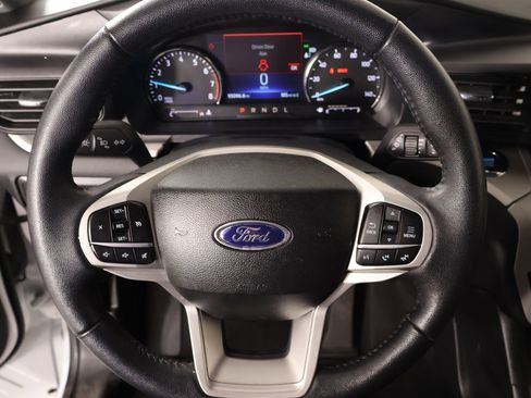 Used 2023 Ford Explorer XLT RWD image 3
