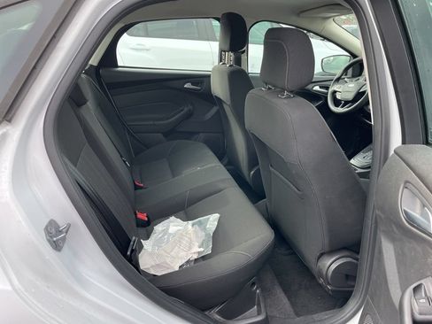 Used 2018 Ford Focus SE FWD image 3