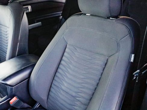 Used 2020 Ford Explorer XLT image 25