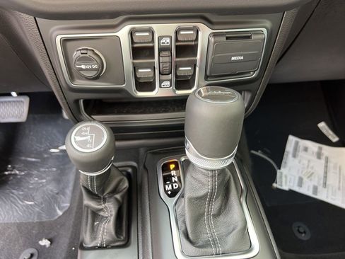 New 2025 Jeep Gladiator High Tide image 17