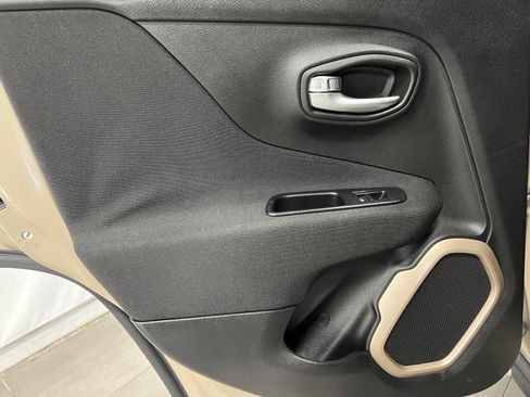 Used 2016 Jeep Renegade Latitude w/ Popular Equipment Group image 17