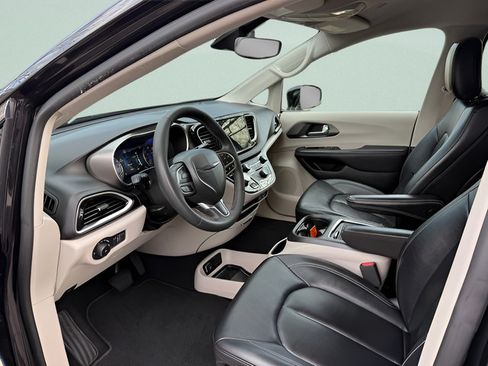 Used 2024 Chrysler Pacifica Touring-L FWD image 3