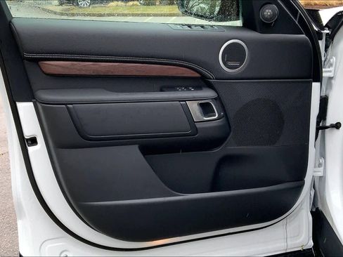 New 2026 Land Rover Discovery Dynamic SE image 10