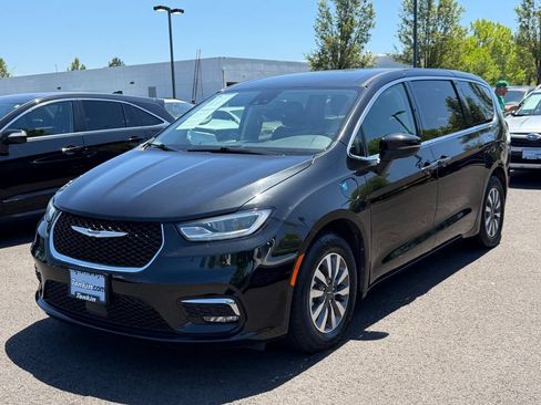 Used 2023 Chrysler Pacifica Touring-L FWD image 4