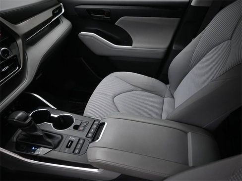 Used 2020 Toyota Highlander L image 20