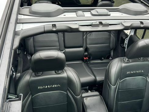 Used 2023 Jeep Wrangler Sahara w/ Cold Weather Group image 28