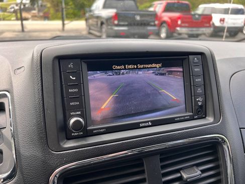 Used 2019 Dodge Grand Caravan SXT w/ Blacktop Package FWD image 19