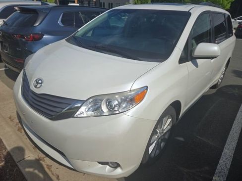 Used 2015 Toyota Sienna XLE w/ XLE Navigation Package image 7