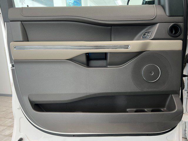 Used 2018 Ford Expedition Max XLT w/ Equipment Group 202A AWD/4WD image 12