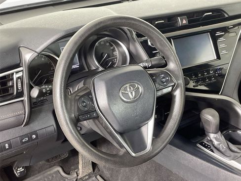 Used 2018 Toyota Camry LE image 12