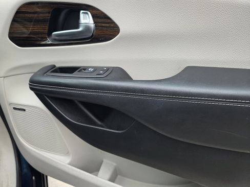 Used 2022 Chrysler Pacifica Limited w/ Uconnect Theater Family Group image 31