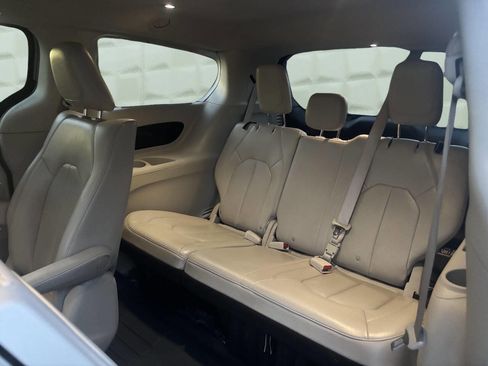 Used 2021 Chrysler Pacifica Touring-L FWD image 18