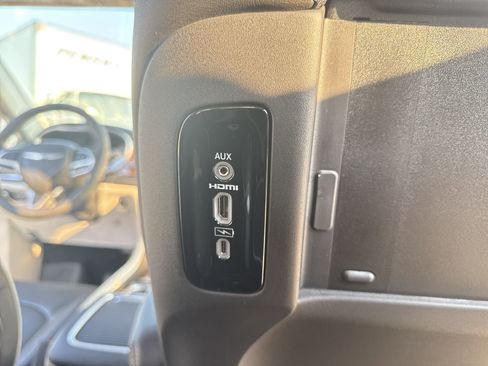 Used 2024 Chrysler Pacifica Limited w/ Uconnect Theater Family Group image 40