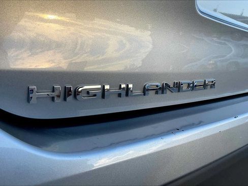 Used 2022 Toyota Highlander LE FWD image 30