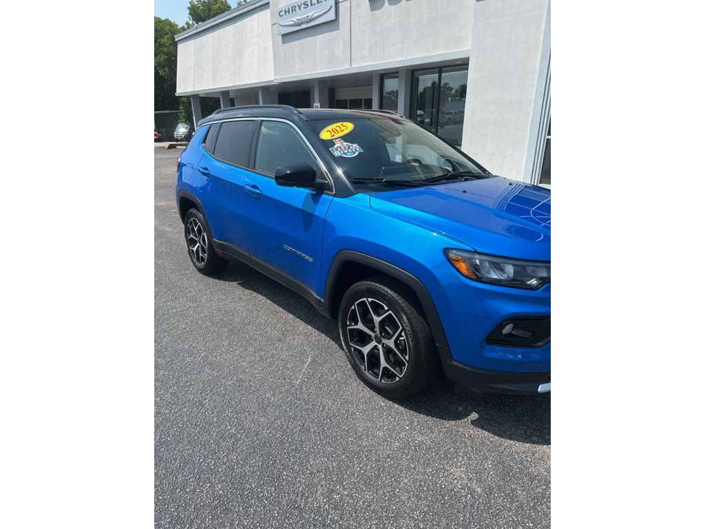 Used 2025 Jeep Compass Limited w/ Sun & Sound Group AWD/4WD image 17