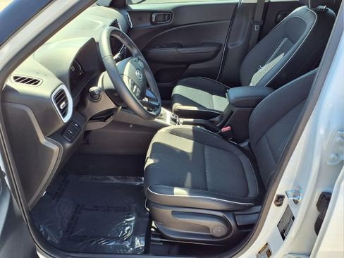 Used 2025 Hyundai Venue Limited FWD image 22