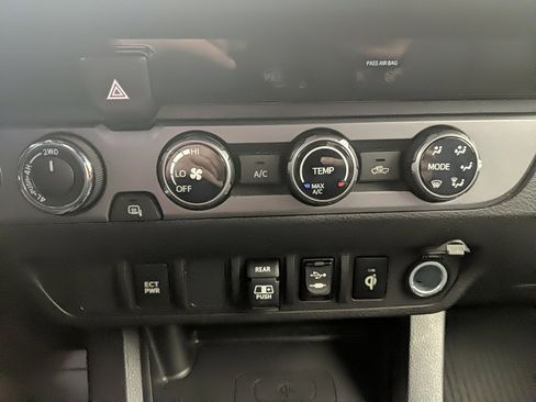 Used 2018 Toyota Tacoma TRD Off-Road image 16