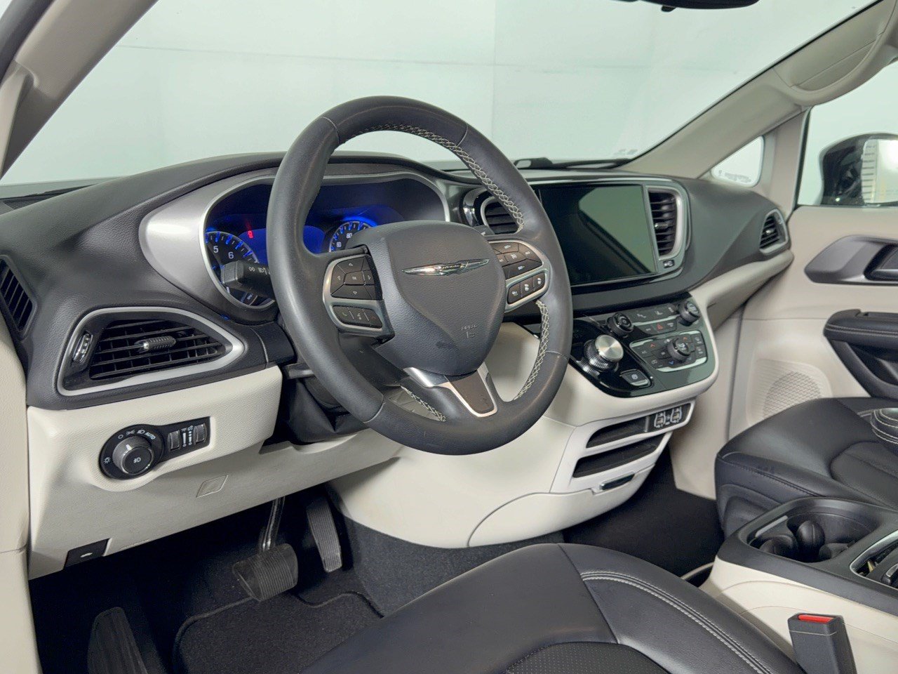 Used 2024 Chrysler Pacifica Touring-L FWD image 4