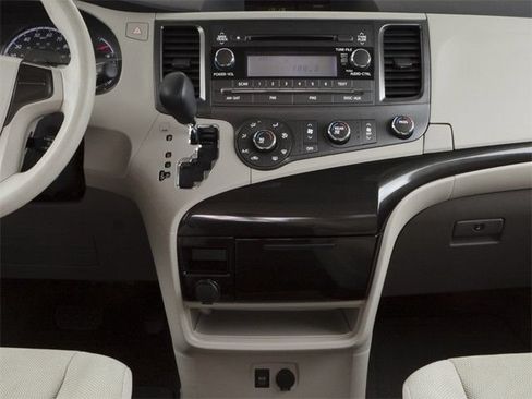 Used 2013 Toyota Sienna XLE FWD image 8