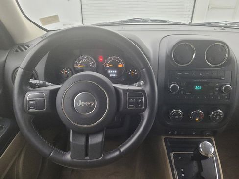 Used 2017 Jeep Patriot Latitude AWD/4WD image 22