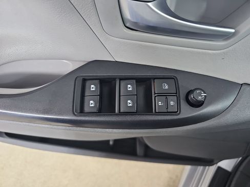 Used 2018 Toyota Sienna LE w/ Carpet Mat Package FWD image 33
