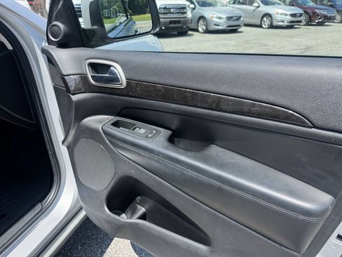 Used 2012 Jeep Grand Cherokee Laredo AWD/4WD image 14