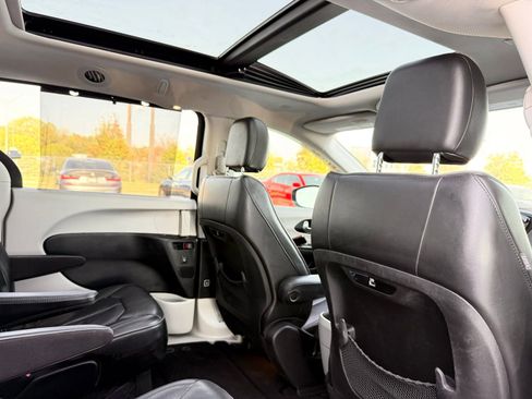 Used 2020 Chrysler Pacifica Limited FWD image 24