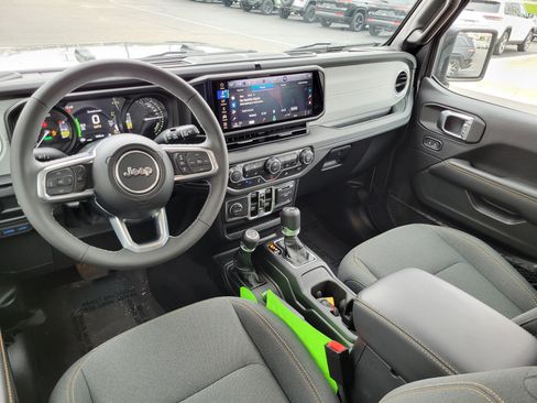 Used 2025 Jeep Wrangler Unlimited Sahara AWD/4WD image 19