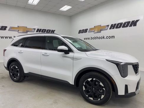 Used 2025 Kia Sorento S image 3