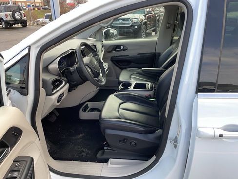 Used 2023 Chrysler Pacifica Touring-L image 9