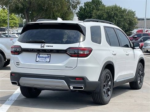 New 2025 Honda Pilot Touring image 4