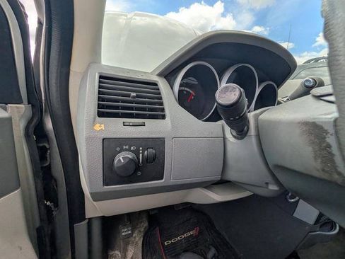 Used 2010 Dodge Grand Caravan SE FWD image 32