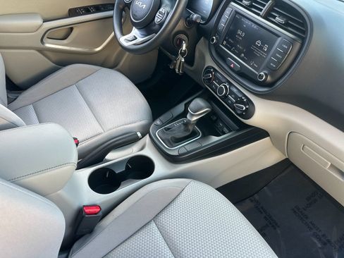 Used 2025 Kia Soul LX w/ LX Technology Package FWD image 16