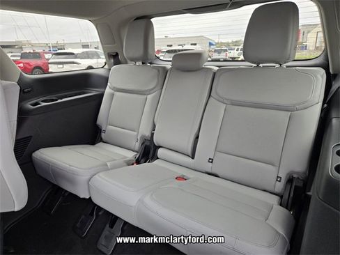 New 2026 Ford Expedition Platinum image 9