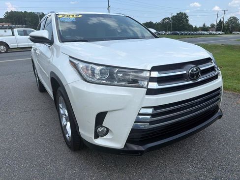Used 2018 Toyota Highlander Limited FWD image 2