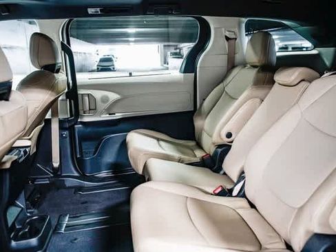 Certified 2022 Toyota Sienna XLE image 18