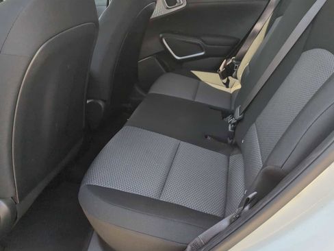 Used 2025 Kia Soul LX w/ LX Technology Package FWD image 18