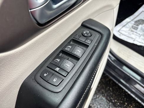 Used 2022 Chrysler Voyager LX image 9