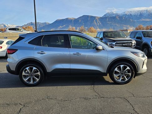 Used 2023 Ford Escape Platinum image 2