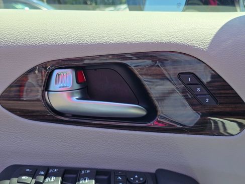 Used 2023 Chrysler Pacifica Limited FWD image 25